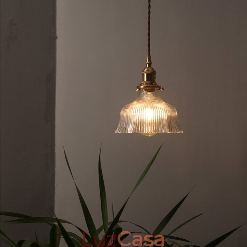 Luminária pendente grande de vidro transparente com nervuras e suporte de latão com interruptor giratório