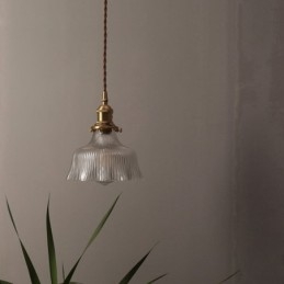 Luminária pendente grande de vidro transparente com nervuras e suporte de latão com interruptor giratório
