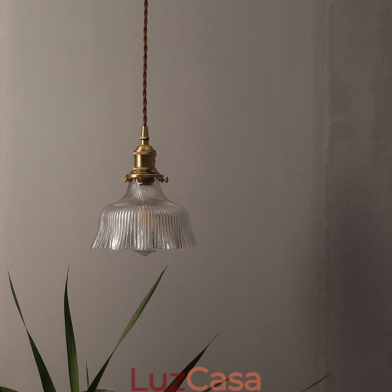 Luminária pendente grande de vidro transparente com nervuras e suporte de latão com interruptor giratório