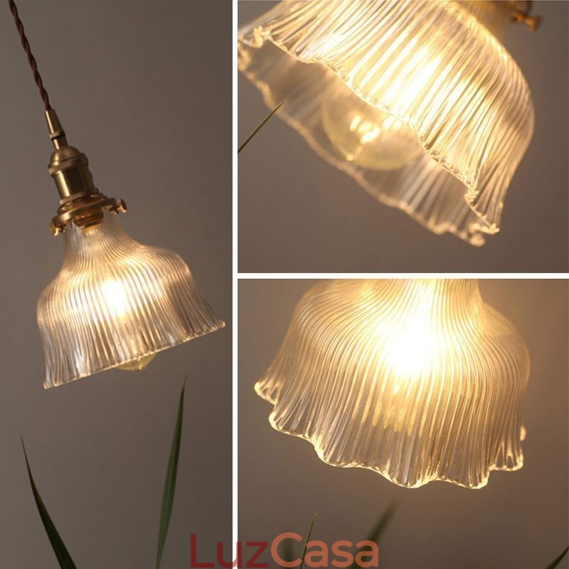 Luminária pendente grande de vidro transparente com nervuras e suporte de latão com interruptor giratório