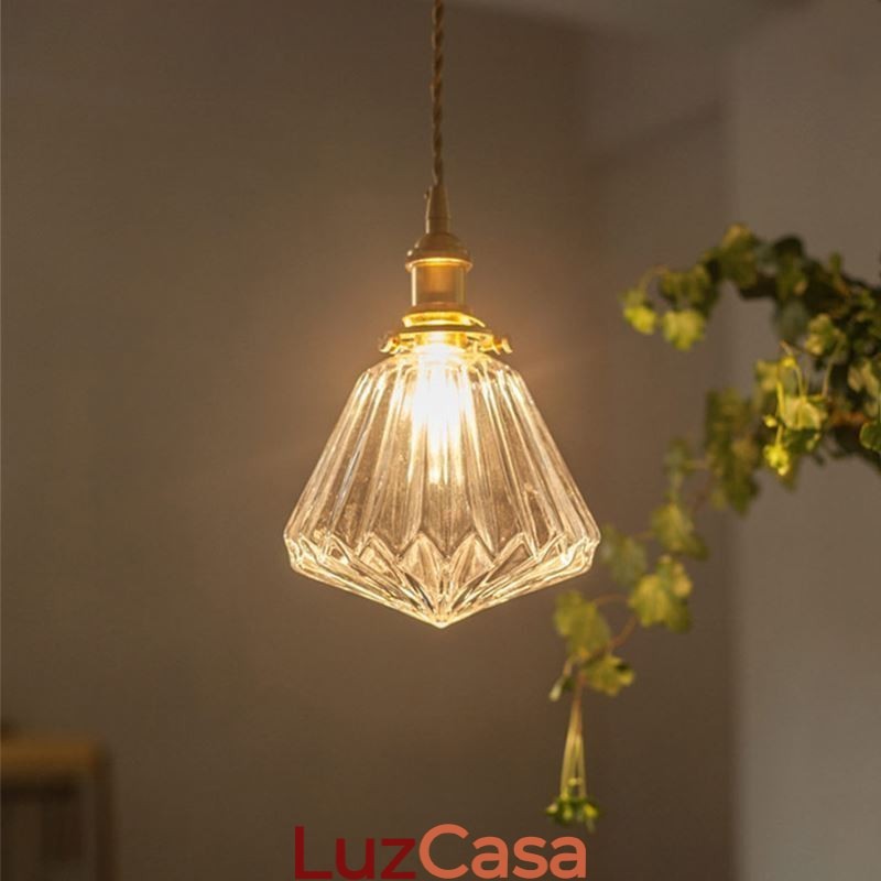Luminária pendente de vidro com nervuras em diamante transparente