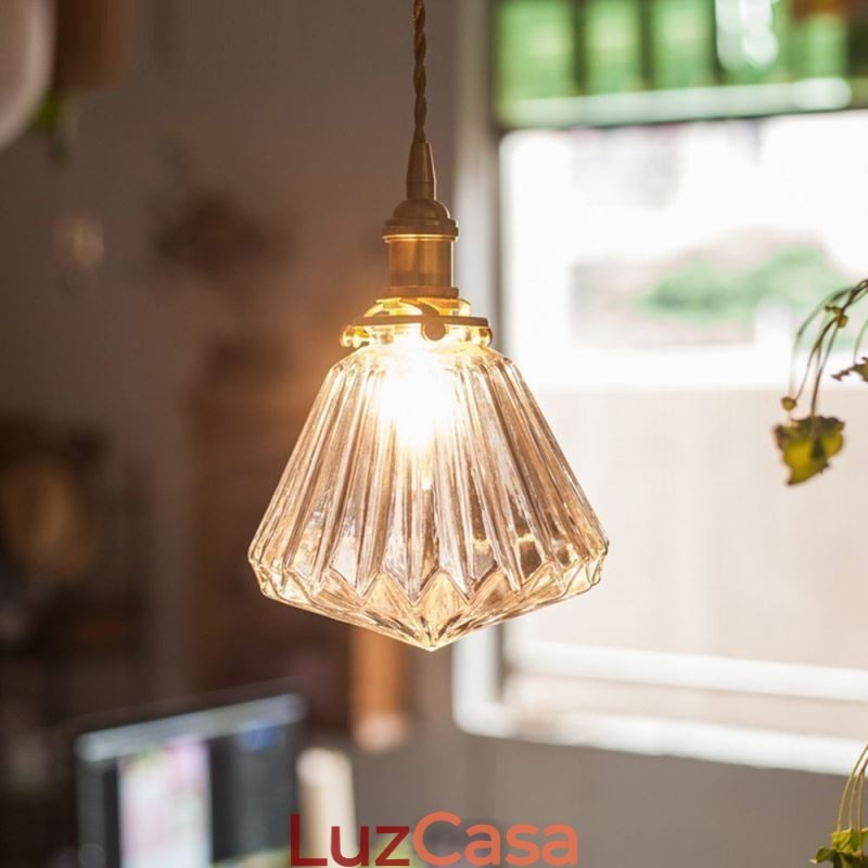 Luminária pendente de vidro com nervuras em diamante transparente