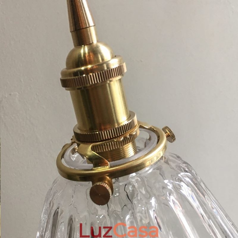 Luminária pendente de vidro com nervuras em diamante transparente