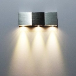 Luminária de parede moderna com corpo retangular de alumínio com luz difusora