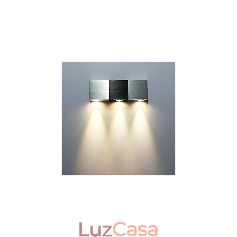 Luminária de parede moderna com corpo retangular de alumínio com luz difusora