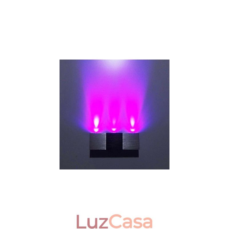 Luminária de parede moderna com corpo retangular de alumínio com luz difusora