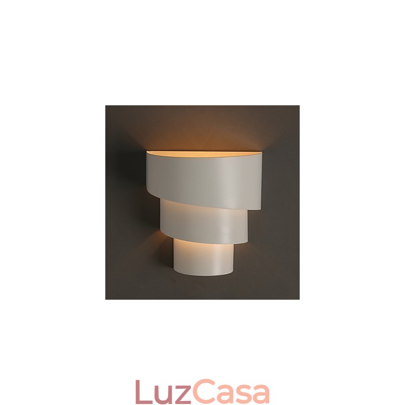 Pequena luminária de parede de desenho animado de concha em ferro forjado em forma de tocha na cabeceira de uma cama