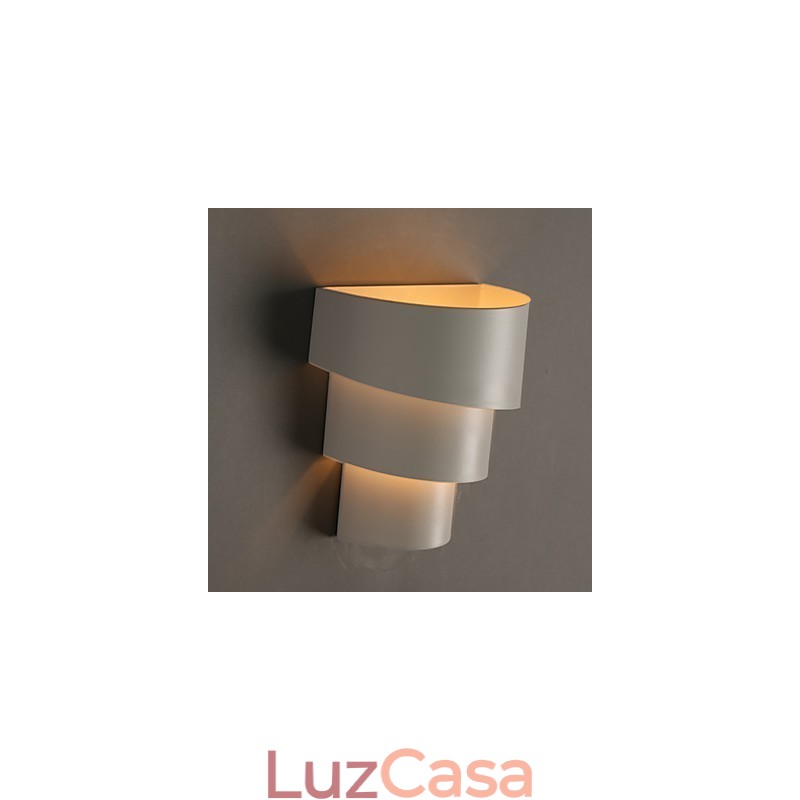 Pequena luminária de parede de desenho animado de concha em ferro forjado em forma de tocha na cabeceira de uma cama