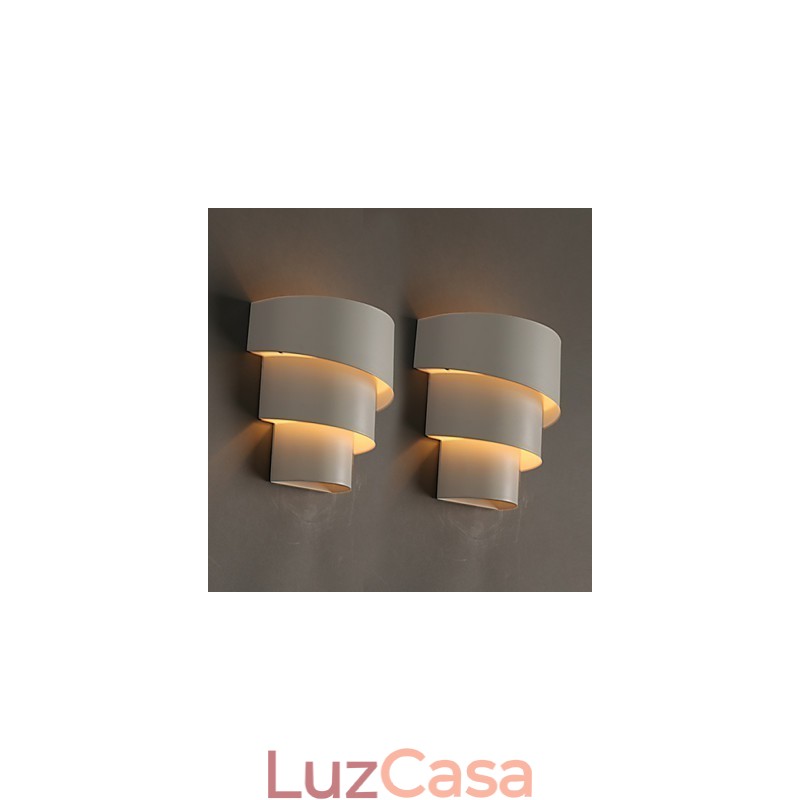 Pequena luminária de parede de desenho animado de concha em ferro forjado em forma de tocha na cabeceira de uma cama
