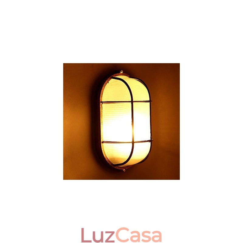 Personalidade criativa está restaurando formas antigas de luminárias de parede de vidro