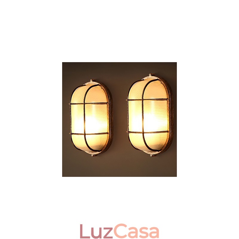 Personalidade criativa está restaurando formas antigas de luminárias de parede de vidro
