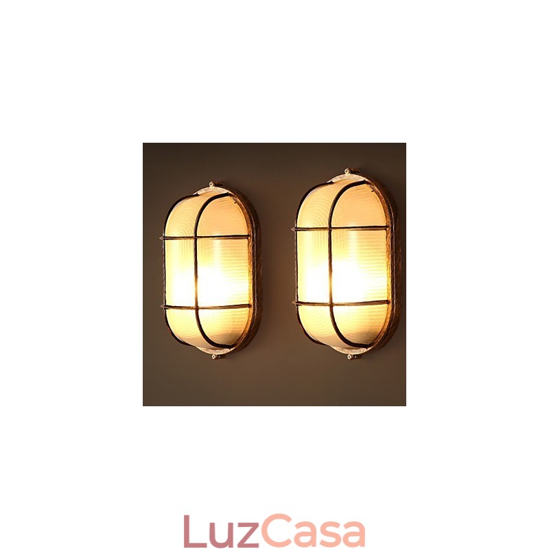 Personalidade criativa está restaurando formas antigas de luminárias de parede de vidro