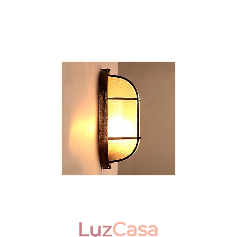 Personalidade criativa está restaurando formas antigas de luminárias de parede de vidro