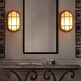 Personalidade criativa está restaurando formas antigas de luminárias de parede de vidro
