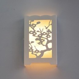 Luminária de parede branca com flor de ameixa e padrões esculpidos ou desenhos em luzes de madeira