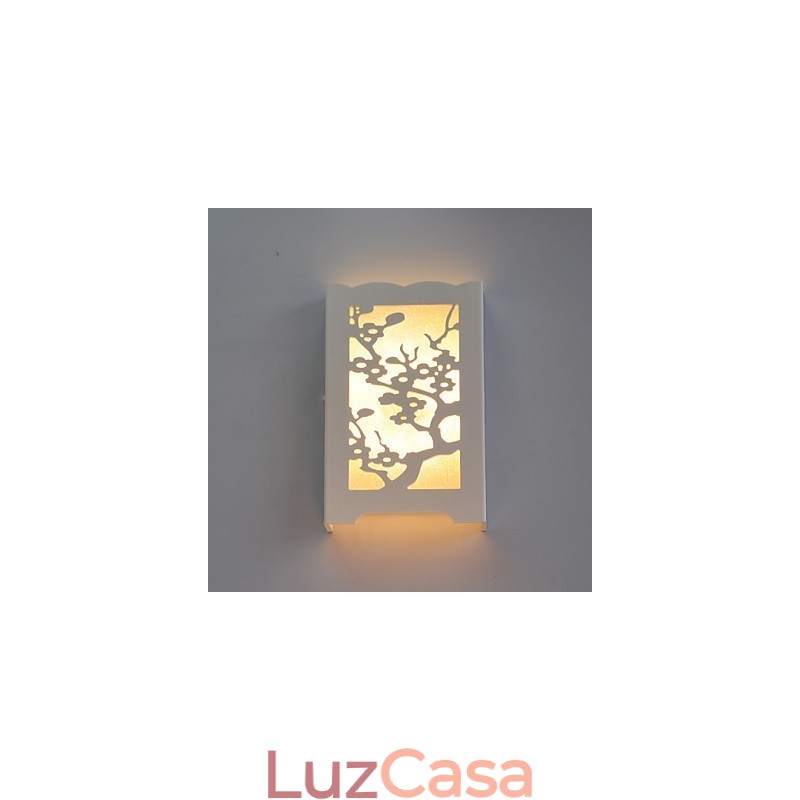 Luminária de parede branca com flor de ameixa e padrões esculpidos ou desenhos em luzes de madeira