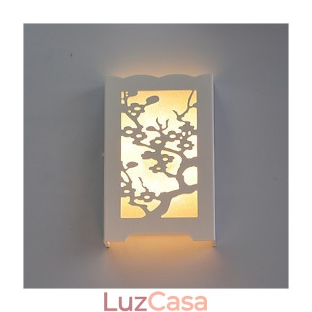 Luminária de parede branca com flor de ameixa e padrões esculpidos ou desenhos em luzes de madeira Luminária de parede branca com flor de ameixa e padrões esculpidos ou desenhos em luzes de madeira