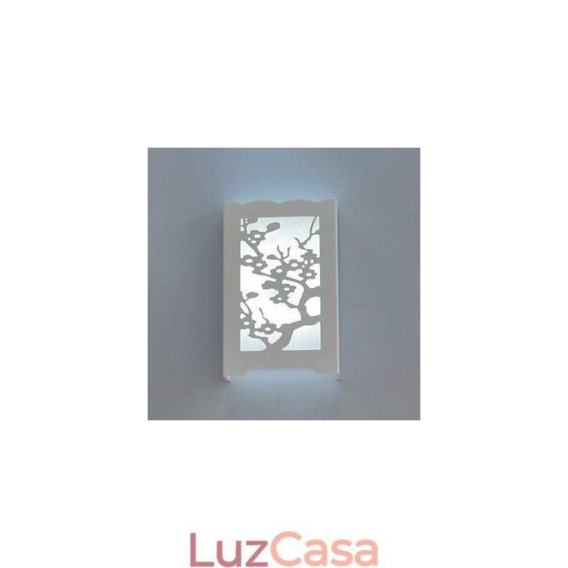 Luminária de parede branca com flor de ameixa e padrões esculpidos ou desenhos em luzes de madeira