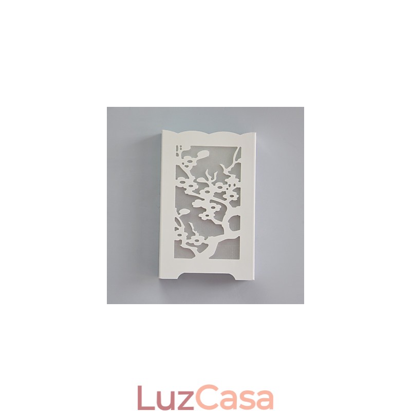 Luminária de parede branca com flor de ameixa e padrões esculpidos ou desenhos em luzes de madeira