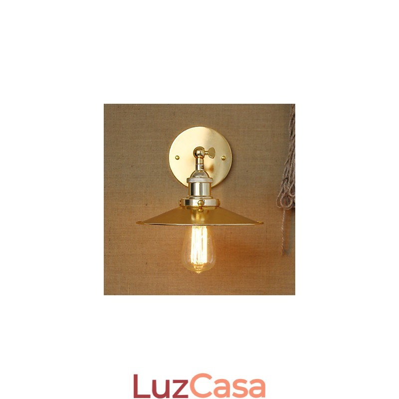 Vila de estilo industrial minimalista, guarda-chuva dourado nostálgico em frente ao corredor da igreja, parede decorada