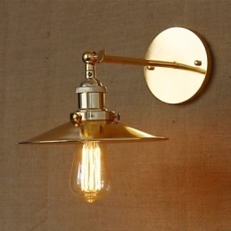 Vila de estilo industrial minimalista, guarda-chuva dourado nostálgico em frente ao corredor da igreja, parede decorada