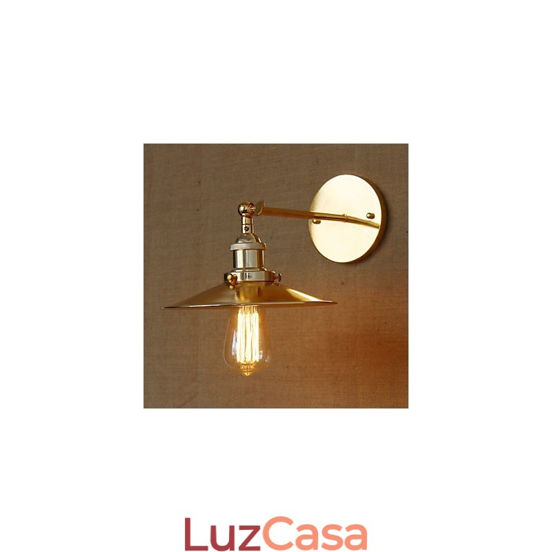 Vila de estilo industrial minimalista, guarda-chuva dourado nostálgico em frente ao corredor da igreja, parede decorada