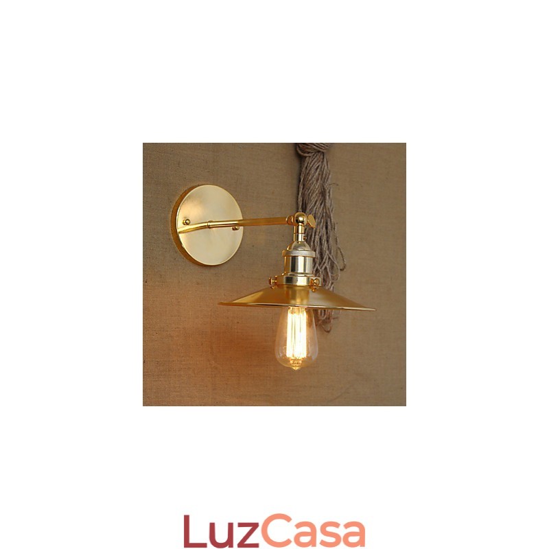 Vila de estilo industrial minimalista, guarda-chuva dourado nostálgico em frente ao corredor da igreja, parede decorada