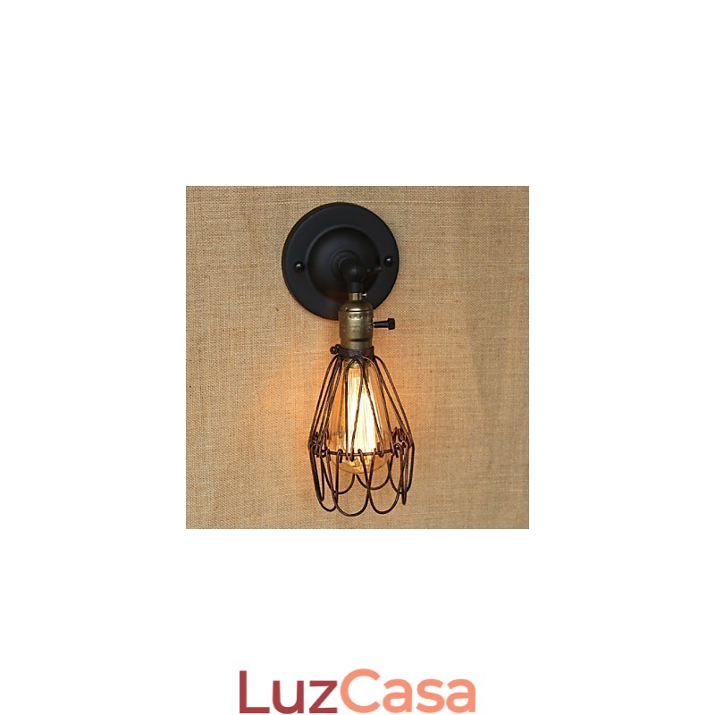 Cerca de estilo industrial americano com malha de ferro enferrujado e aplique decorativo de parede