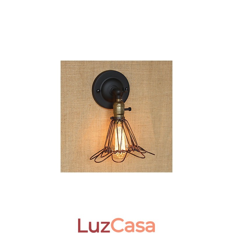 Cerca de estilo industrial americano com malha de ferro enferrujado e aplique decorativo de parede