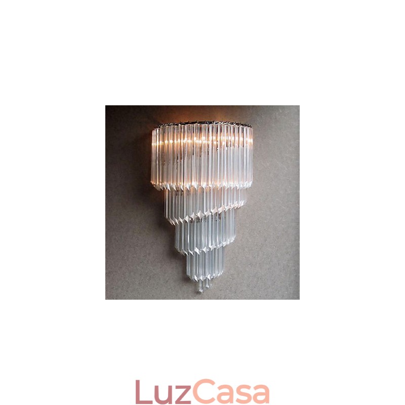 Luminária de parede com acabamento cromado, faixas de cristal e 3 luzes