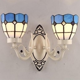 Outros apresentam arandelas de parede Uplight
