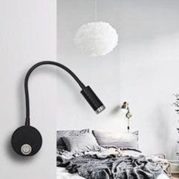 A Luminária de Parede Da Luminária de Parede Da Cabeceira Da Cama De Mangueira É Iluminada Pela Luz Da Lâmpada De Leitura