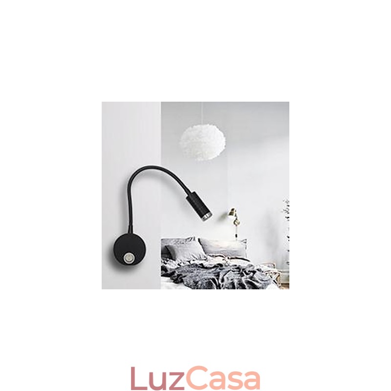A Luminária de Parede Da Luminária de Parede Da Cabeceira Da Cama De Mangueira É Iluminada Pela Luz Da Lâmpada De Leitura