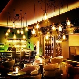 Designers do país pintando lustre de metal