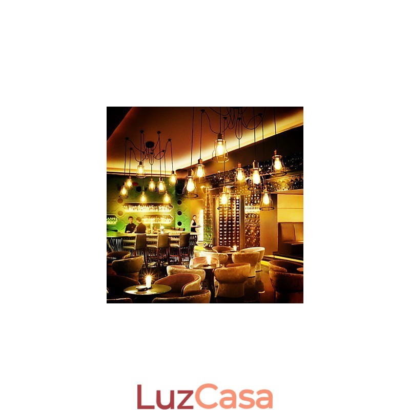 Designers do país pintando lustre de metal