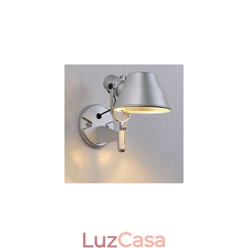 Luminária de parede moderna contemporânea prateada com proteção para os olhos e luz ambiente