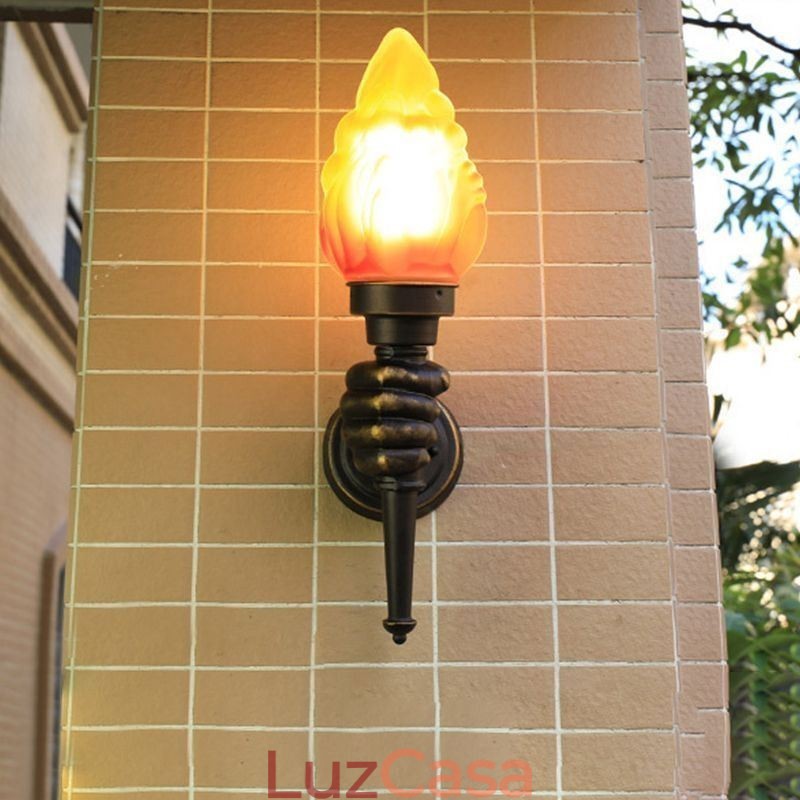 Luminária de parede europeia retrô para exterior à prova d'água em forma de tocha