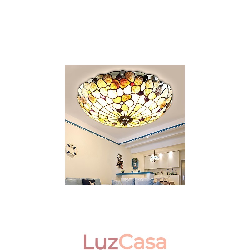 As conchas do mar Mediterrâneo absorvem a luz da cúpula da chaminé rural