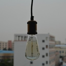 Luminária pendente de metal com pintura country